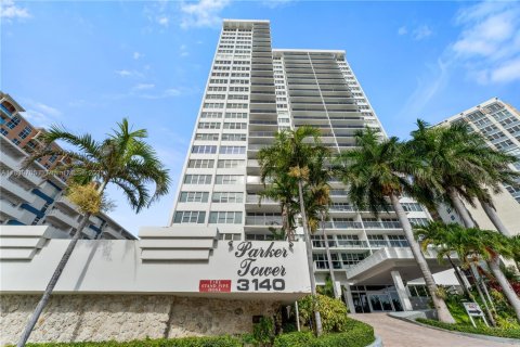 Condo in Hallandale Beach, Florida, 2 bedrooms  № 1830854 - photo 1