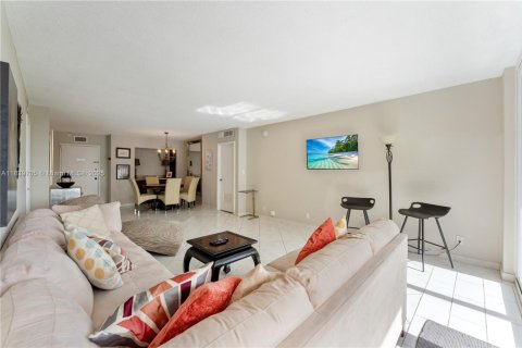 Condo in Hallandale Beach, Florida, 2 bedrooms  № 1830854 - photo 7