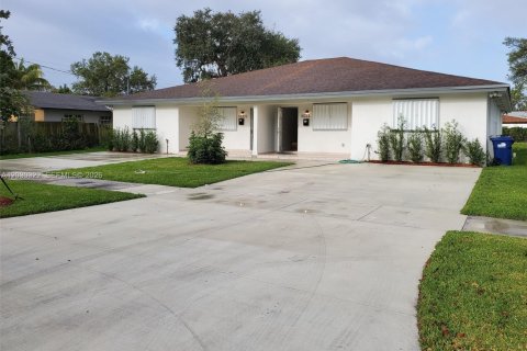 House in Miami, Florida 3 bedrooms, 134.71 sq.m. № 2180786