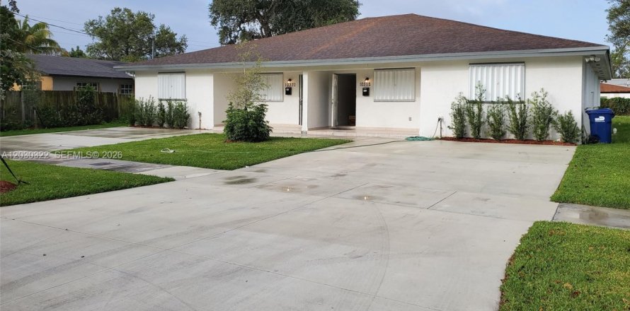 House in Miami, Florida 3 bedrooms, 134.71 sq.m. № 2180786