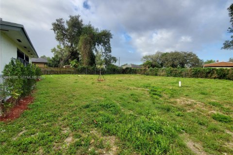 House in Miami, Florida 3 bedrooms, 134.71 sq.m. № 2180786 - photo 21