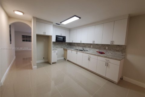 House in Miami, Florida 3 bedrooms, 134.71 sq.m. № 2180786 - photo 7