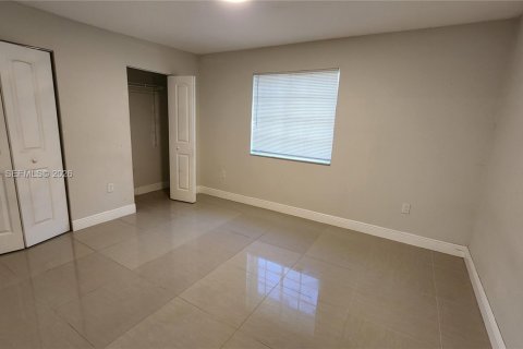 House in Miami, Florida 3 bedrooms, 134.71 sq.m. № 2180786 - photo 17