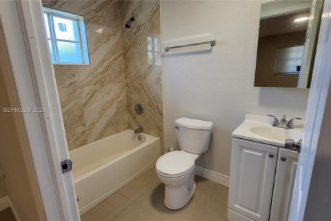 House in Miami, Florida 3 bedrooms, 134.71 sq.m. № 2180786 - photo 16