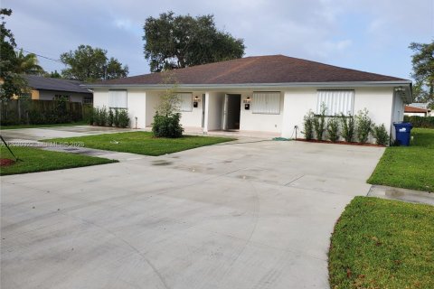 House in Miami, Florida 3 bedrooms, 134.71 sq.m. № 2180786 - photo 2