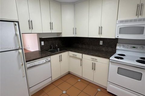 Снять в аренду кондоминиум в Майами, Флорида 1 спальня, 66.15м2, № 2079485 - фото 2