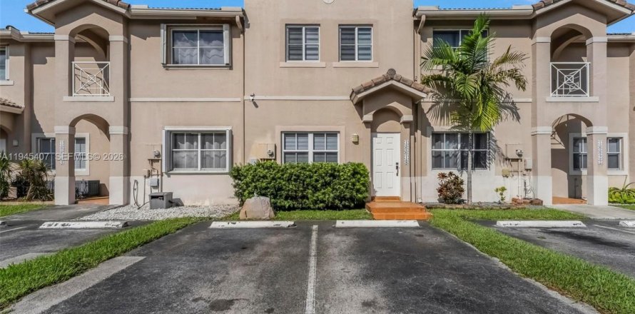 Таунхаус в Майами-Лейкс, Флорида 2 спальни, 117.06м2 № 2011746