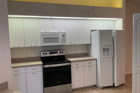 Condo in Rotonda, Florida, 2 bedrooms № 2398605 - photo 12