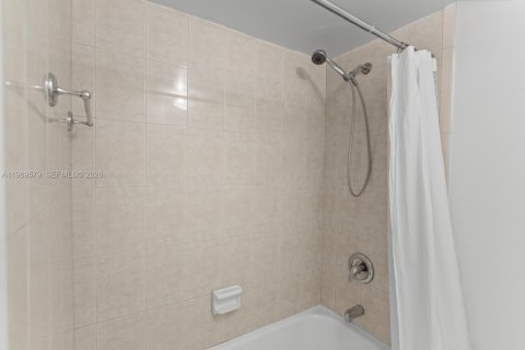 Condominio en venta en Hollywood, Florida, 2 dormitorios, 117.99 m2 № 2030318 - foto 25