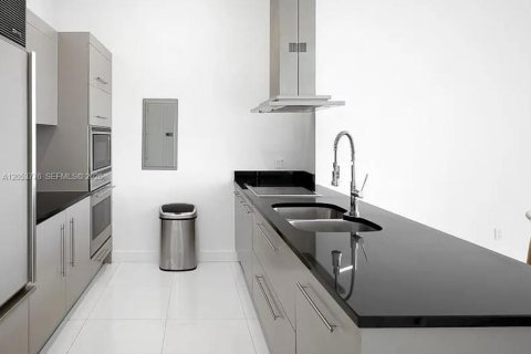 Condo in Miami, Florida, 2 bedrooms  № 2179476 - photo 13