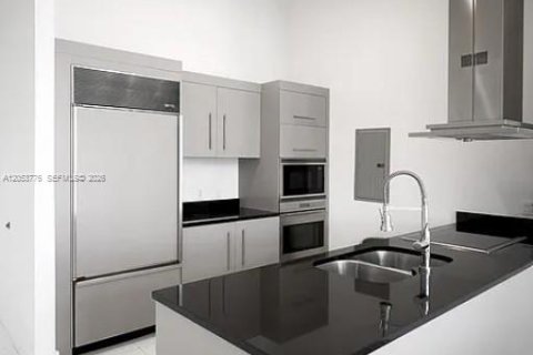 Condo in Miami, Florida, 2 bedrooms  № 2179476 - photo 12