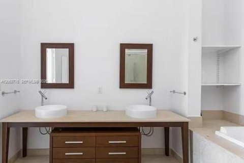 Condo in Miami, Florida, 2 bedrooms  № 2179476 - photo 19