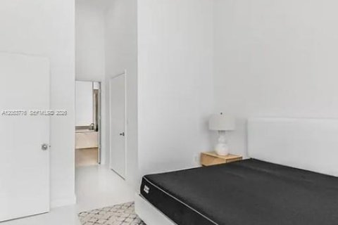 Condo in Miami, Florida, 2 bedrooms  № 2179476 - photo 17