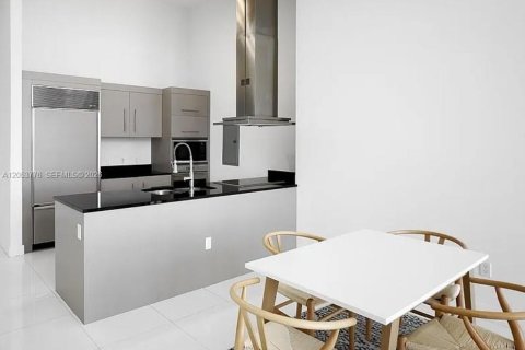 Condo in Miami, Florida, 2 bedrooms  № 2179476 - photo 11