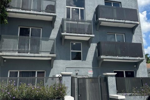 Снять в аренду квартиру в Майами, Флорида 2 спальни, 63.64м2, № 1990564 - фото 1