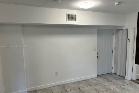 Снять в аренду квартиру в Майами, Флорида 2 спальни, 63.64м2, № 1990564 - фото 4