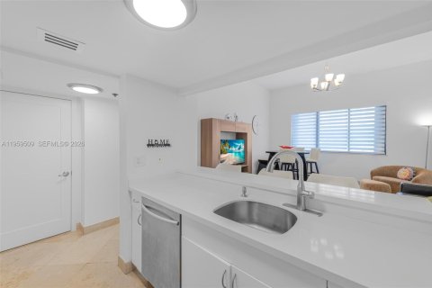 Condo in Miami, Florida, 2 bedrooms  № 2022269 - photo 6
