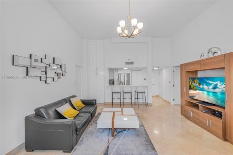 Condo in Miami, Florida, 2 bedrooms  № 2022269 - photo 2