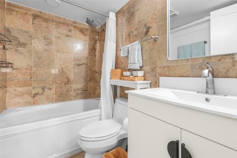 Condo in Miami, Florida, 2 bedrooms  № 2022269 - photo 12