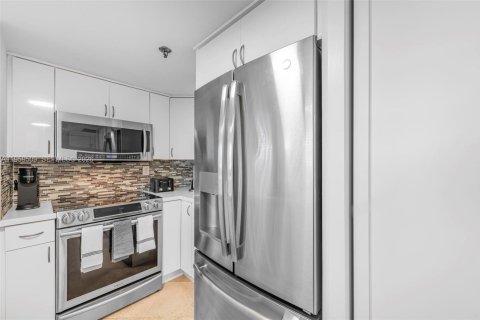 Condo in Miami, Florida, 2 bedrooms  № 2022269 - photo 5