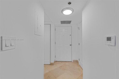 Condo in Miami, Florida, 2 bedrooms  № 2022269 - photo 24