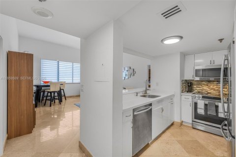 Condo in Miami, Florida, 2 bedrooms  № 2022269 - photo 3