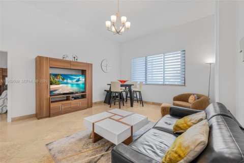 Condo in Miami, Florida, 2 bedrooms  № 2022269 - photo 8