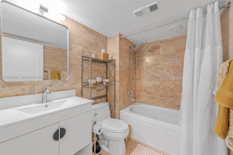 Condo in Miami, Florida, 2 bedrooms  № 2022269 - photo 16