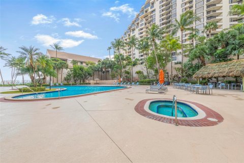 Condo in Miami, Florida, 2 bedrooms  № 2022269 - photo 21