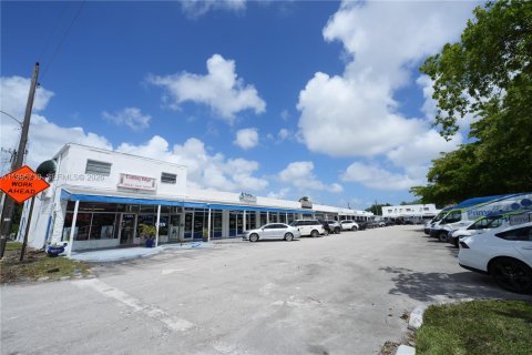 Commercial property in Pembroke Pines, Florida № 2063408 - photo 18