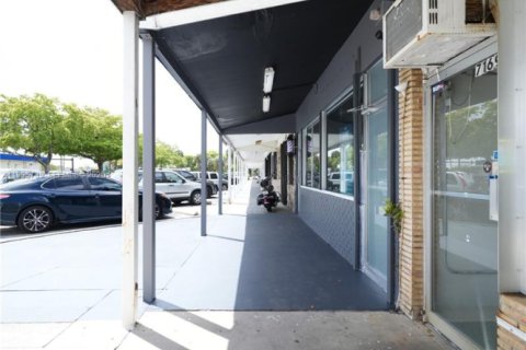 Commercial property in Pembroke Pines, Florida № 2063408 - photo 17