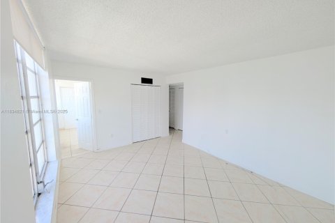 Condo in Bay Harbor Islands, Florida, 2 bedrooms  № 1822053 - photo 16