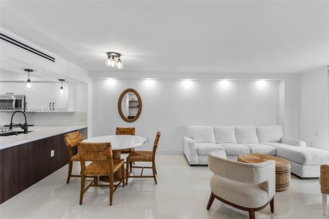 Condominio en venta en Miami Beach, Florida, 1 dormitorio, 76.55 m2 № 1727986 - foto 3