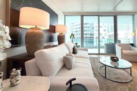 Condo in Miami, Florida, 1 bedroom  № 1813910 - photo 1