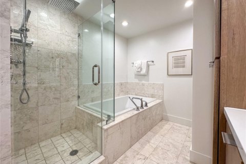 Condo in Miami, Florida, 1 bedroom  № 1813910 - photo 15