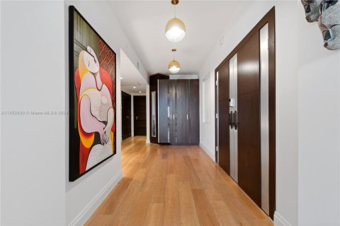 Condo in Fisher Island, Florida, 3 bedrooms  № 1868641 - photo 24