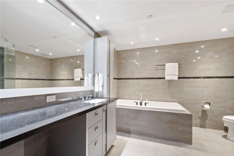 Condo in Fisher Island, Florida, 3 bedrooms  № 1868641 - photo 16