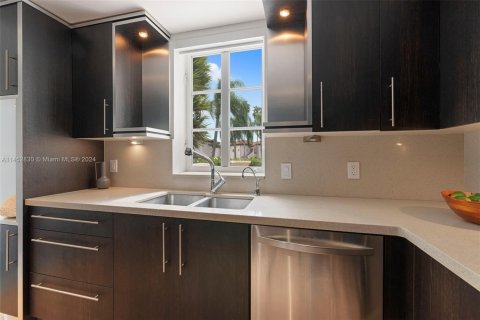 Condo in Fisher Island, Florida, 3 bedrooms  № 1868641 - photo 7