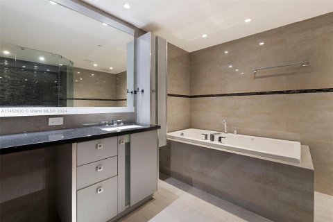 Condo in Fisher Island, Florida, 3 bedrooms  № 1868641 - photo 19