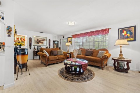 Casa en Pembroke Pines, Florida 3 dormitorios, 162.3 m2 № 2002484