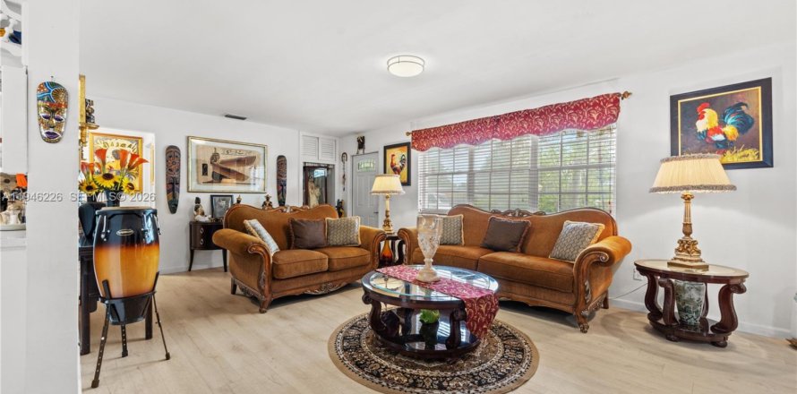 Casa en Pembroke Pines, Florida 3 dormitorios, 162.3 m2 № 2002484