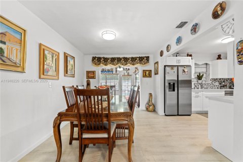 Casa en venta en Pembroke Pines, Florida, 3 dormitorios, 162.3 m2 № 2002484 - foto 6