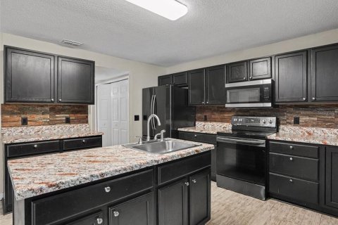 House in Winter Haven, Florida 4 bedrooms, 280.56 sq.m. № 2419120 - photo 9