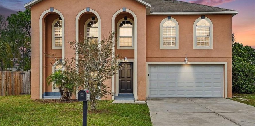House in Winter Haven, Florida 4 bedrooms, 280.56 sq.m. № 2419120