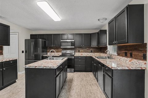 House in Winter Haven, Florida 4 bedrooms, 280.56 sq.m. № 2419120 - photo 8