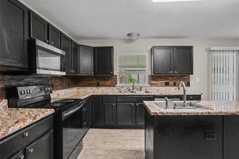 House in Winter Haven, Florida 4 bedrooms, 280.56 sq.m. № 2419120 - photo 7