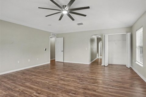 House in Winter Haven, Florida 4 bedrooms, 280.56 sq.m. № 2419120 - photo 14
