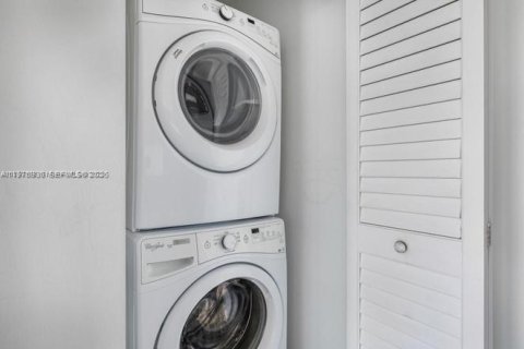 Apartamento en alquiler en Miami, Florida, 1 dormitorio, 49.7 m2 № 2041729 - foto 4