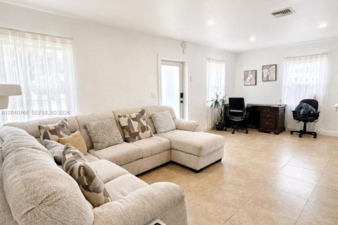 House in Miami Gardens, Florida 2 bedrooms, 151.9 sq.m. № 2073355 - photo 6