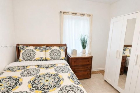 House in Miami Gardens, Florida 2 bedrooms, 151.9 sq.m. № 2073355 - photo 21